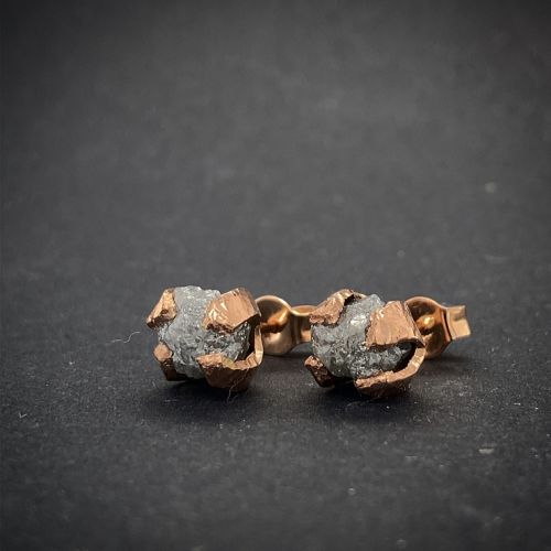 Náušnice se surovým diamantem ze zlata