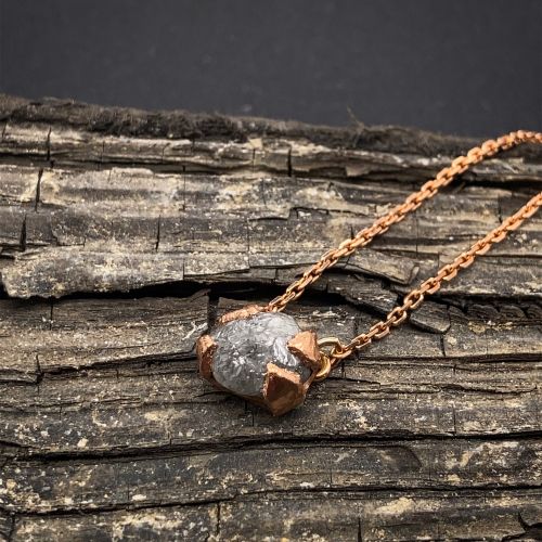 Náhrdelník se surovým diamantem