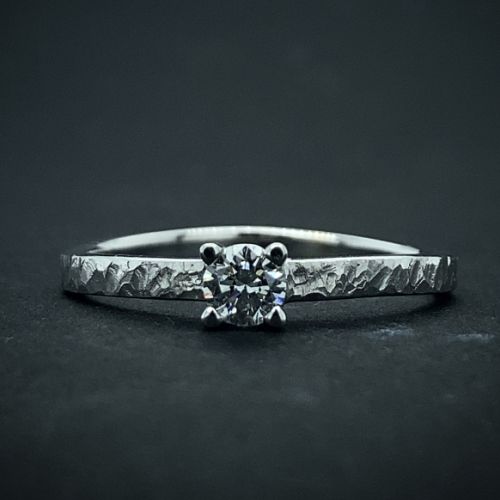 Zásnubní prsten z bílého zlata s diamantem 