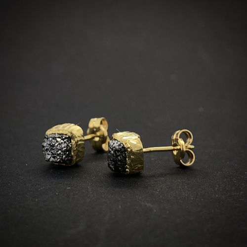 Náušnice se surovým černým diamantem ze zlata