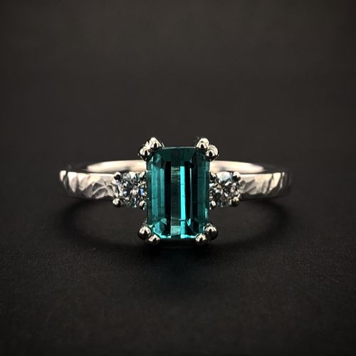 Prsten z bílého zlata s modrým Turmalínem a diamanty 