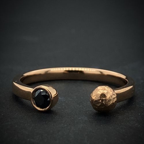 Rozevřený prsten ze zlata s diamantem