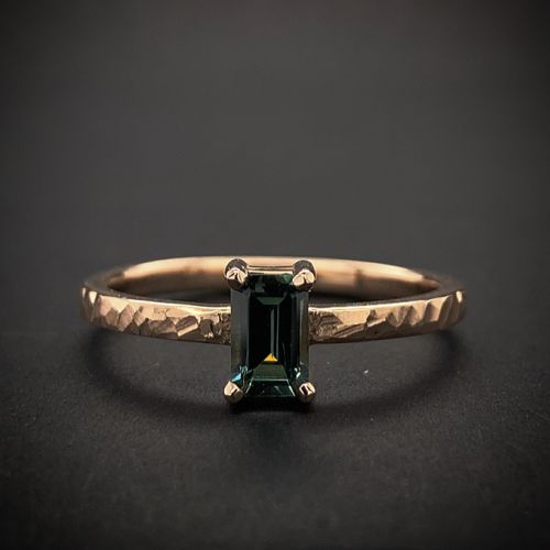 Prsten z růžového zlata se Safírem