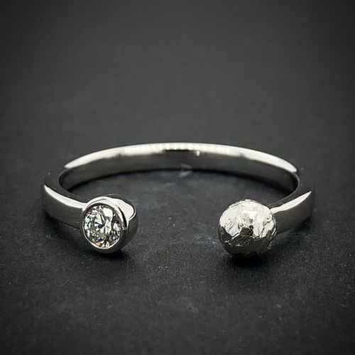 Rozevřený prsten z bílého zlata s diamantem