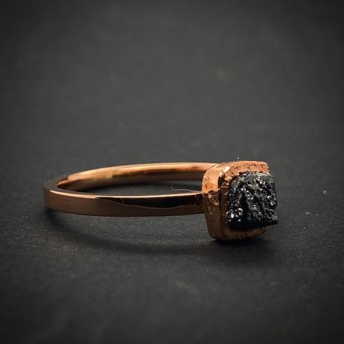 Prsten s černým surovým diamantem ze zlata