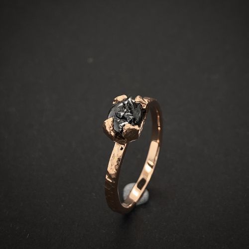 Prsten se surovým diamantem ze zlata