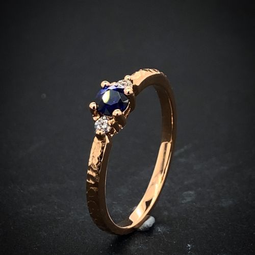 Prsten s barevným kamenem ze zlata