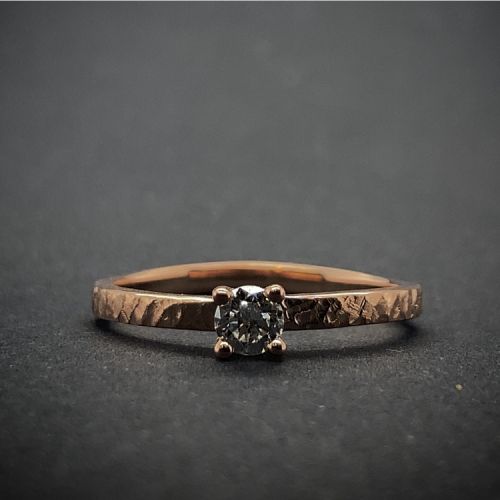 Zásnubní prsten z růžového zlata s diamantem