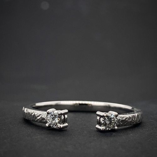 Rozevřený prsten z bílého zlata s diamanty